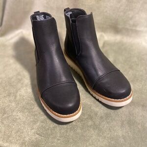 Sonoma Black Bottie with White Sole sz 6.5